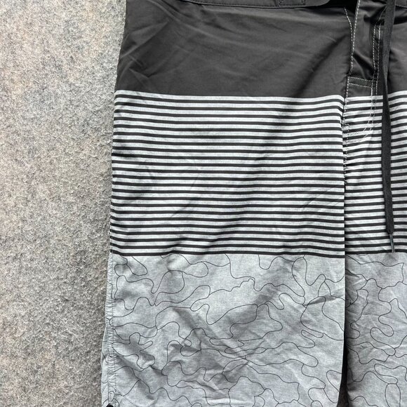 Travis Mathew Shorts Mens 34 Gray Black Stripe Camo Hybrid Board Shorts - Picture 4 of 8